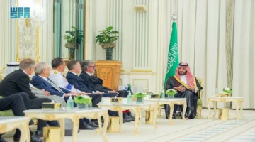 ولي العهد يتسلم أوراق اعتماد سفراء دول شقيقة وصديقة في مراسم رسمية